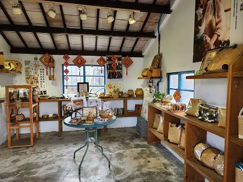 「藺草工坊」在三合院裡展示多種藺編作品,可供遊客參觀選購及體驗DIY課程。(圖/臺南市觀旅局 提供)