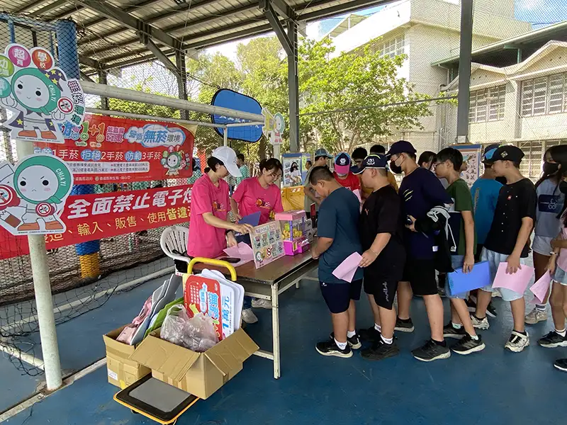 嘉義縣無菸日活動設攤宣導電子煙危害,學生踴躍參與闖關學習反菸知識。(圖/嘉義縣政府 提供)