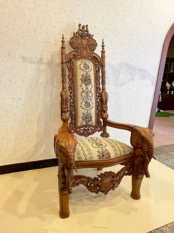 氣派非凡的「泰王椅」,本次特色拍賣品。(圖/臺南市環保局 提供)
