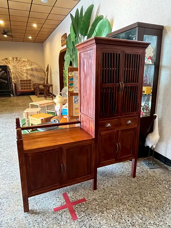 充滿懷舊風情的「台式菜櫥」,本次特色拍賣品。(圖/臺南市環保局 提供)