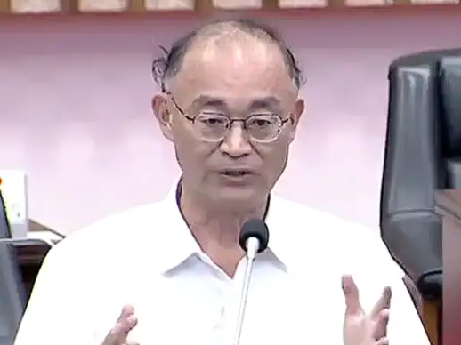 市議員黃柏霖認為,唯有在校園廣播數位教育的種子,才能讓高雄在新一波全球AI工業革命中,站穩腳步、超前領先。(記者吳文欽攝)