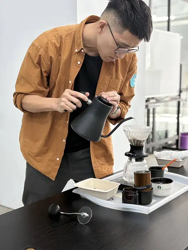 「手沖賽」考驗參賽者的穩定萃取力與整體風味表現。(圖/統一企業 提供)