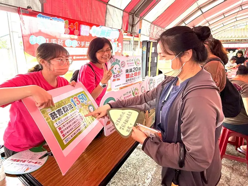 活動現場衛生所設有菸害防制攤位，透過有獎徵答及「戒菸五妙招」宣導，吸引民眾熱情參與，提升對菸害防制的關注。(圖/嘉義縣衛生局提供)