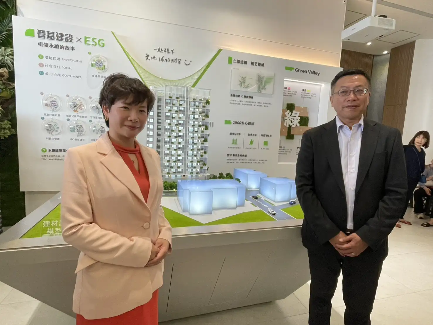 晉基建設董事長廖淑芬(左)、總經理陳仁昌(右)分享「晉基森NEX-伊水」在ESG理念下的綠建築實踐與規劃。(圖/記者林怡孜攝)