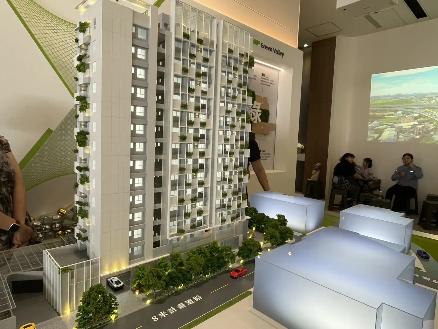 「晉基森NEX-伊水」模型展示綠意盎然的垂直植栽與節能設計,展現建築與環境共生的理念,打造南台灣永續住宅新典範。(圖/記者林怡孜攝)