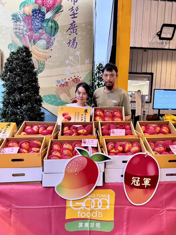 屏東縣優質愛文芒果評鑑剛出爐的冠、亞軍農友親臨現場參加展售。(圖/屏東縣政府 提供)
