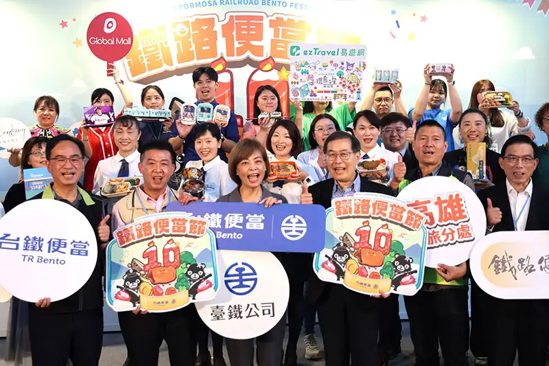 立委柯志恩及李昆澤表示，鐵路便當節今年首次移到高雄來舉辦，現場展示各式在地食材特色便當、文創商品及旅遊飯店平台多元商品。（記者吳文欽攝）