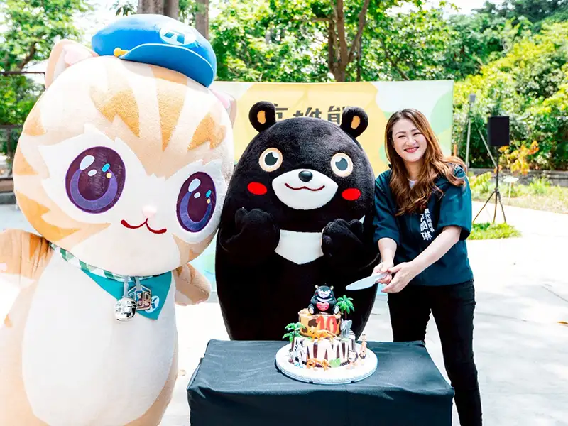 高雄吉祥物高雄熊在壽山動物園歡度生日，吸引眾多熊寶粉絲和大小朋友來到活動現場一起慶生。（記者吳文欽攝）