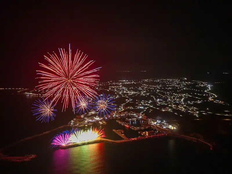 2025澎湖國際海上花火節離島首站七美場，24日晚在南滬港華麗登場，超過5,000發絢爛煙火接力綻放，將整座七美島妝點的燦爛奪目！（圖/澎湖縣政府 提供）