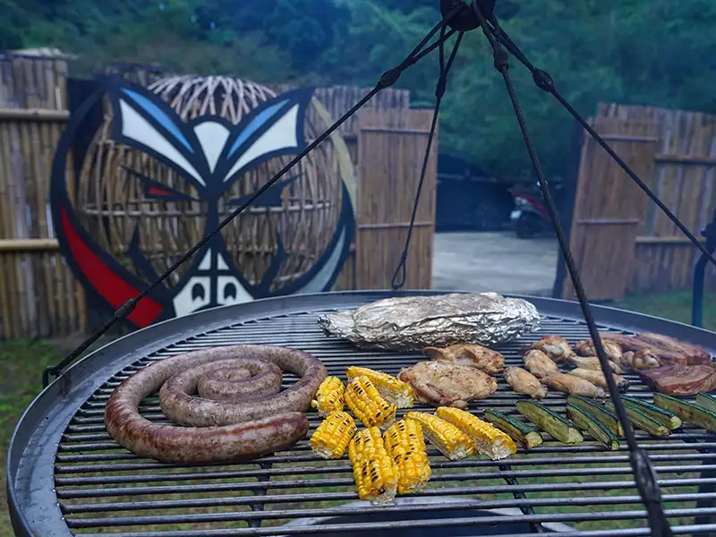 推薦多人同行可預約超吸睛的「浮誇圓盤烤肉」，視覺與味覺雙重享受、一次滿足。(圖/嘉義縣文化觀光局 提供)