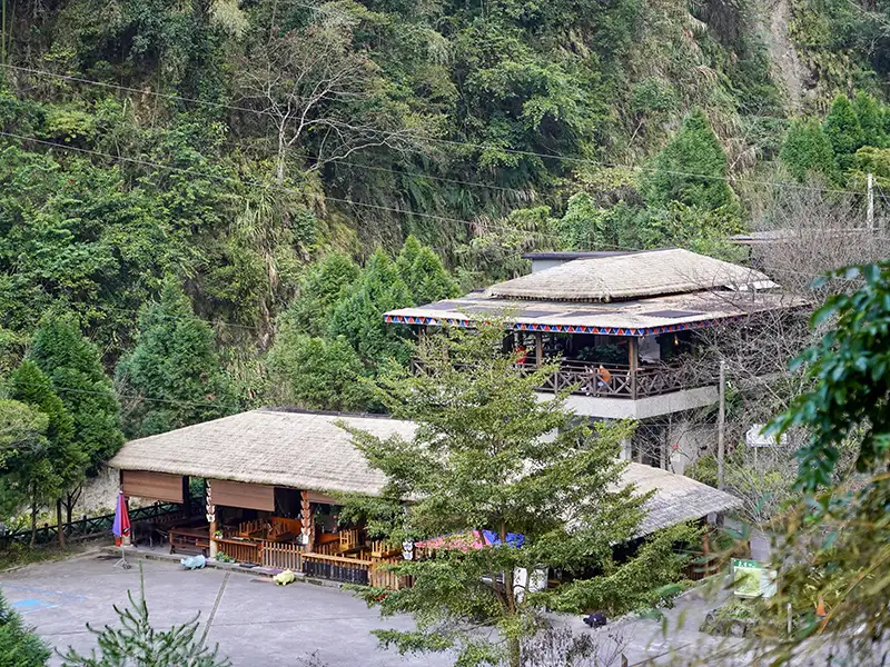 「得恩亞納」，以斜屋頂建築設計聞名，有「臺版合掌村」的美譽。(圖/嘉義縣文化觀光局 提供)