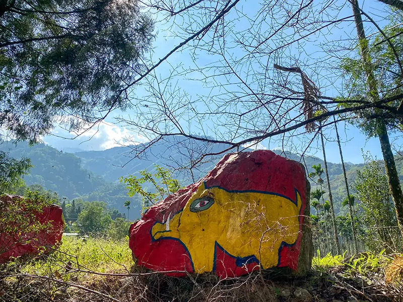 隨處可見的山豬彩繪，展現出部落文化與山豬圖騰的緊密連結。(圖/嘉義縣文化觀光局 提供)