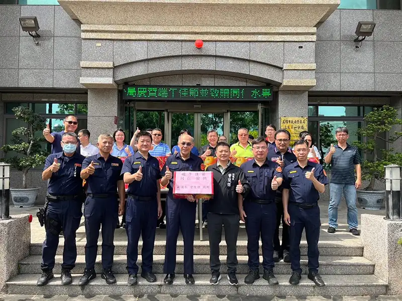 曾俊傑副議長端午送暖,致贈蘋果禮盒感謝警察辛勞。(記者吳文欽攝)