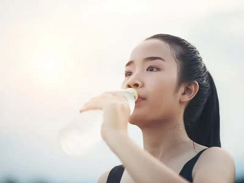 長時間運動、曝曬或大量流汗後,體內的鈉、鉀、鈣、鎂等電解質會快速流失。(圖/紅崴科技 提供)