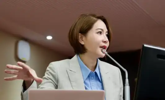 立委陳菁徽表示,興達電廠三、四號燃煤機組早就已經悄悄重啟發電,等到媒體揭露、民間質疑,環境部長竟出來要國人要少說「用肺發電」。這不是睜眼說瞎話,什麼才是?(記者吳文欽攝)