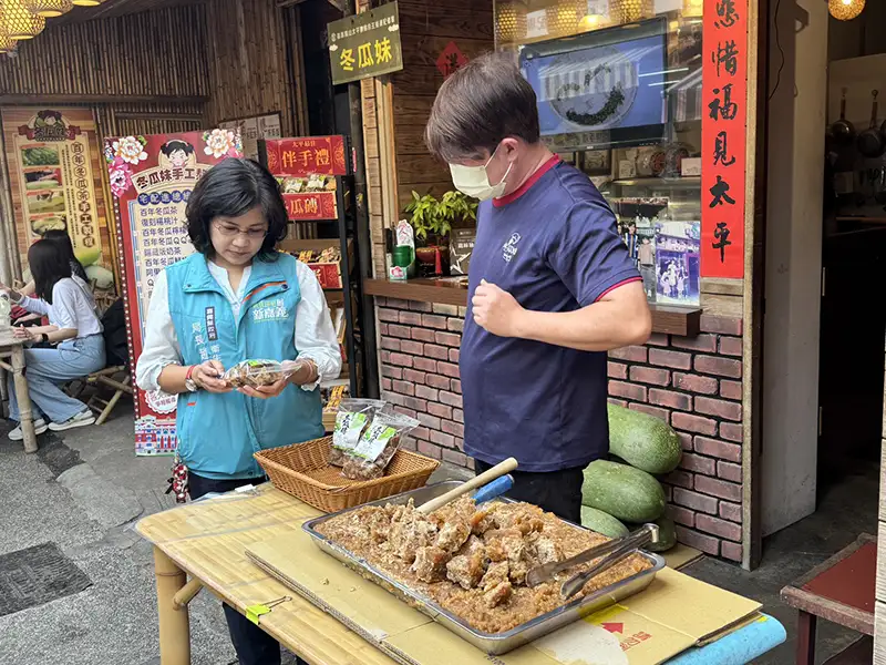 衛生局長趙紋華走訪梅山太平老街,實地檢視攤商食品標示情形,鼓勵業者落實食安自主管理。(圖/嘉義縣衛生提供)