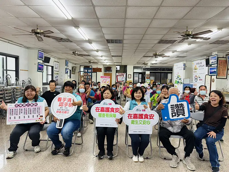 梅山鄉衛生所26日於太平社區舉辦食品標示座談會,結合AI開發互動遊戲,創新推廣食安觀念,獲太平老街攤商熱烈響應。(圖/嘉義縣衛生提供)