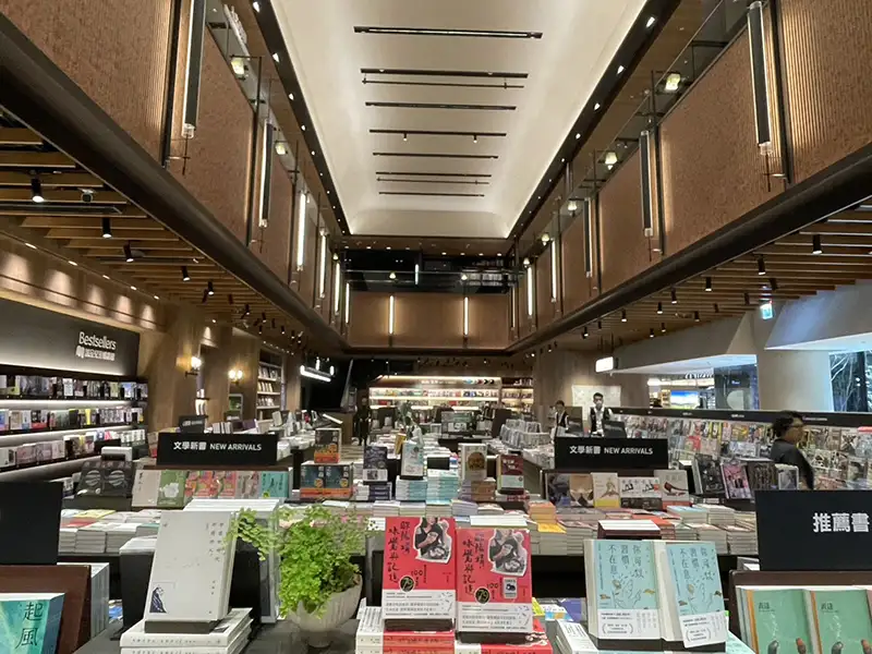 誠品生活臺南書店挑高10米雙層空間,藏書量為南台灣最豐,兼具自然光天井與寬敞視野,成為讀者心中最美書店端景之一 (圖/ 記者林怡孜攝)