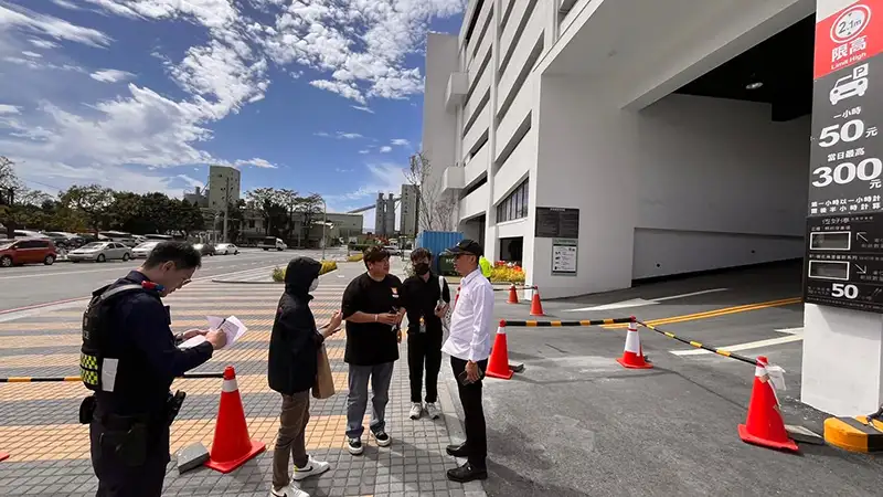 交通局與警方提前至誠品生活臺南現場會勘停車動線,協助業者完善導引設施與人流管理 (圖/ 南警六分局提供)