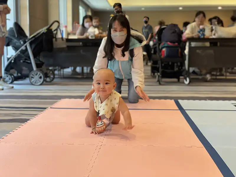 透過爬行比賽讓親子共度成長時光,現場氣氛溫馨熱鬧。(圖/和逸飯店西門館 提供)
