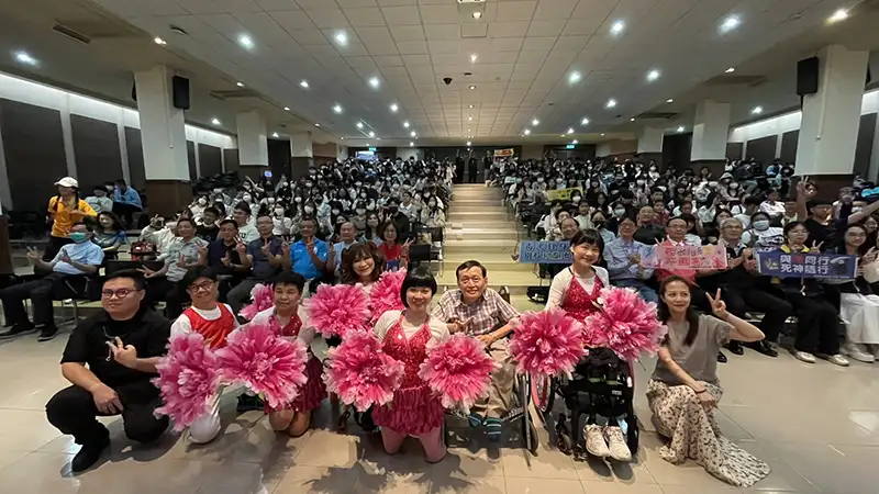 混障綜藝團團員與中華醫大近400名學生一起分享生命的故事。(圖/中華醫大 提供)
