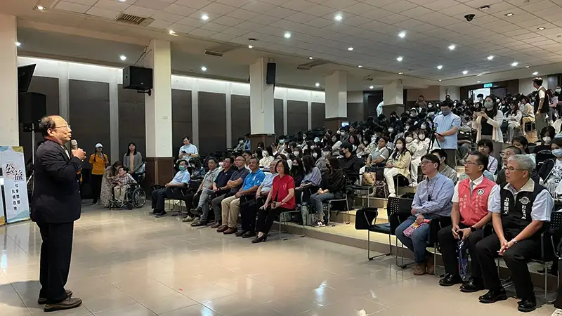 中華醫大校長孫逸民代表學校歡迎混障綜藝團蒞校演出,並期勉學生從團員的生命故事學習正向思考。(圖/中華醫大 提供)