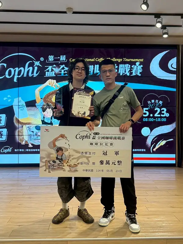 陳修醫(左)與產品開發營運處處長暨餐飲系老師施智偉(右)合影。(圖/崑山科技大學 提供)