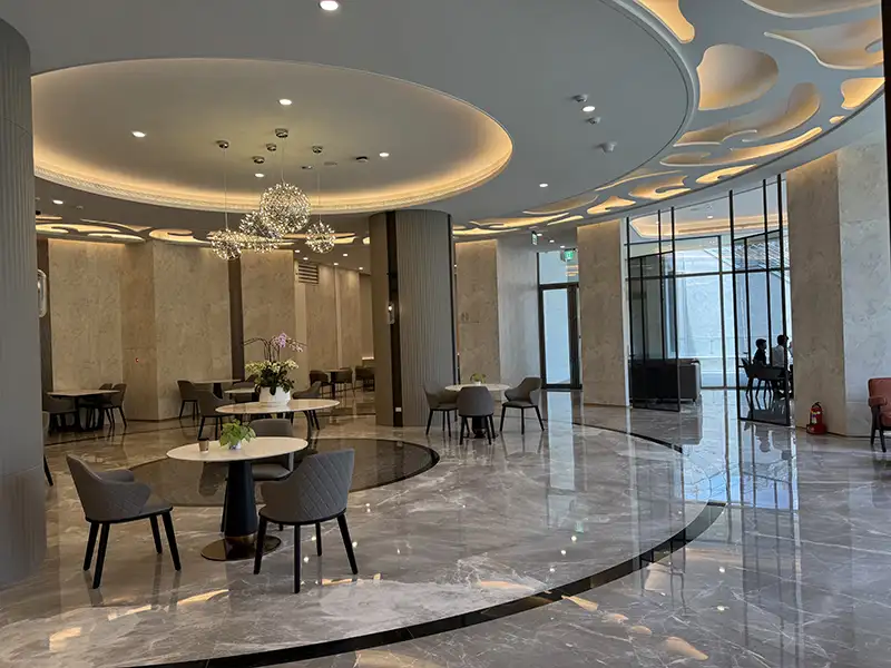 天成圓滿生命紀念館大廳空間寬敞明亮,融合現代美學與柔和燈光設計,營造出如飯店般舒適且靜謐的氛圍。(記者吳文欽攝)
