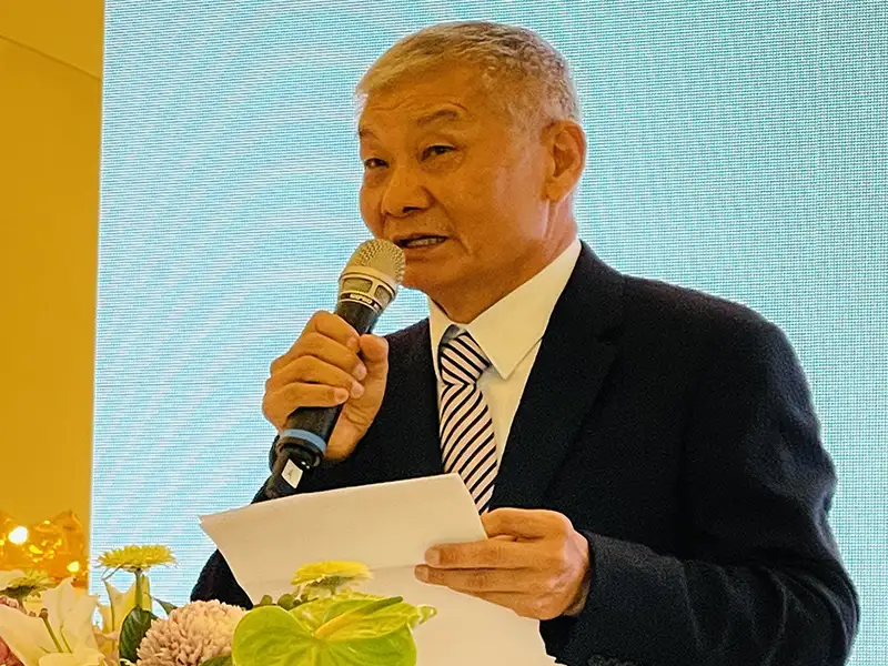 天成圓滿生命紀念館董事長顏德和於啟用典禮上致詞,分享歷時近二十年的籌建歷程與理念,期盼打造一座融合信仰、藝術與人文關懷的生命紀念空間。(記者吳文欽攝)
