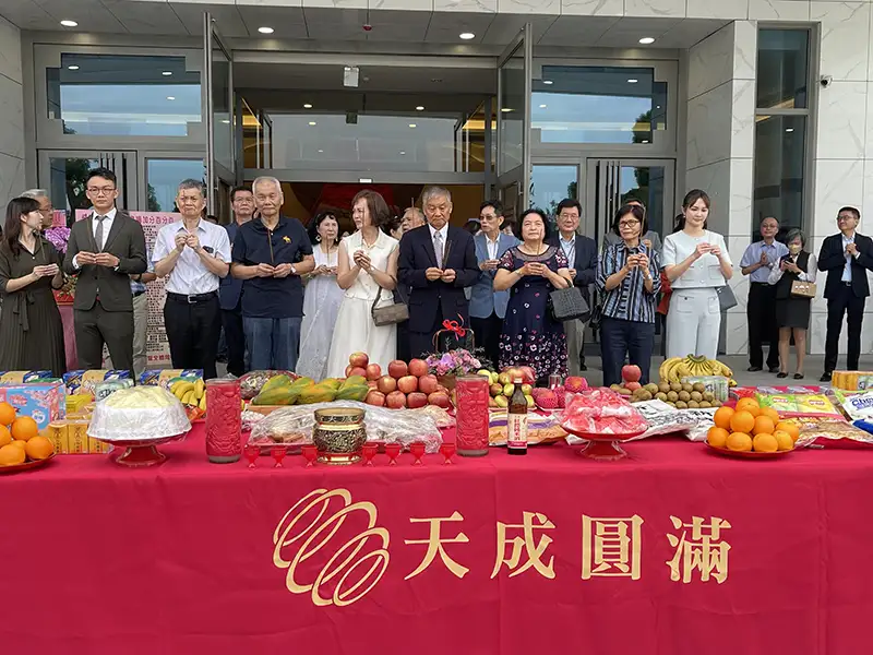 天成圓滿生命紀念館舉行隆重祈福儀式,董事長顏德和偕同貴賓、親友及多位地方仕紳虔誠上香,為紀念館正式啟用祈願平安順利、福澤綿延。(記者吳文欽攝)