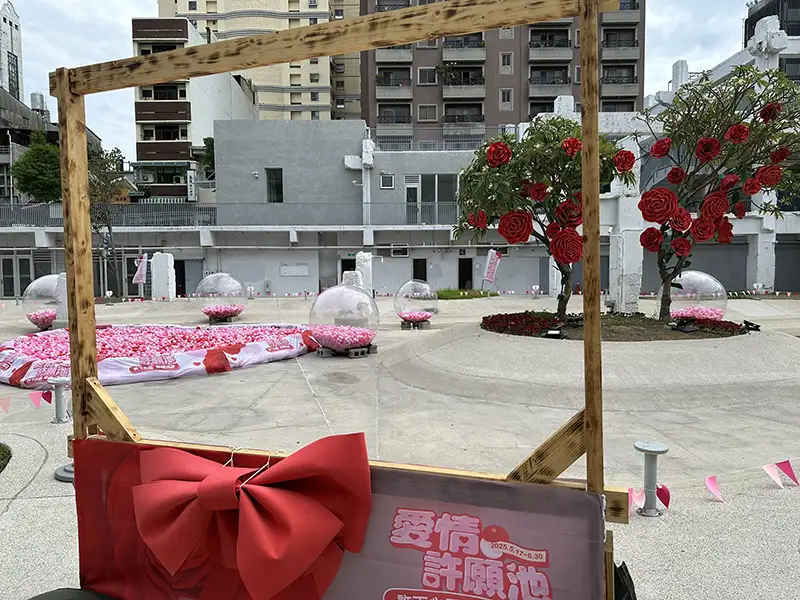 台南河樂廣場「520愛情許願池」化身為七顆夢幻粉嫩的「集願球」,象徵七星集氣,吸引民眾投下心願球、集聚愛情與幸福能量。(圖/南市觀旅局提供)