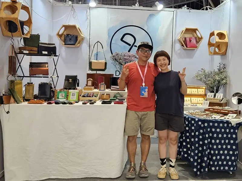 徐晨琳(右一)與先生共同創業手作皮件品牌DUAL與Dualive飾品副牌,除自營工作室外,假日也會去市集擺攤。(圖/雲嘉南分署提供)