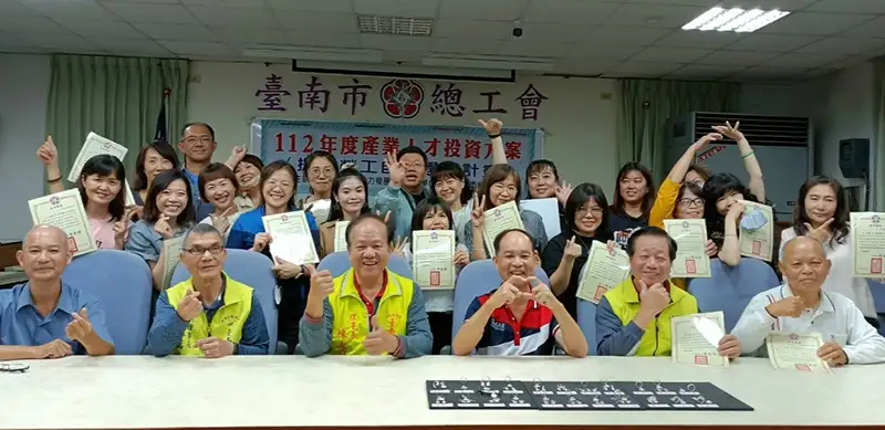 南分署「產業人才投資方案」課程專為在職勞工設計,徐晨琳(第二排左三)勉勵有興趣民眾可多加利用,習得第二專長,為自己加分。(圖/雲嘉南分署提供)