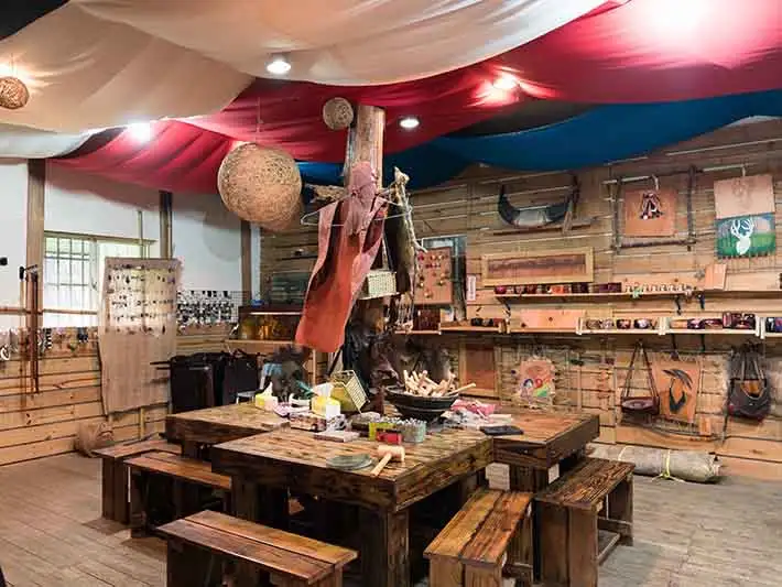 金皮雕工作室,皮雕敲打DIY體驗可在旅程中帶回專屬自己的紀念品。(圖/嘉義縣文觀局 提供)