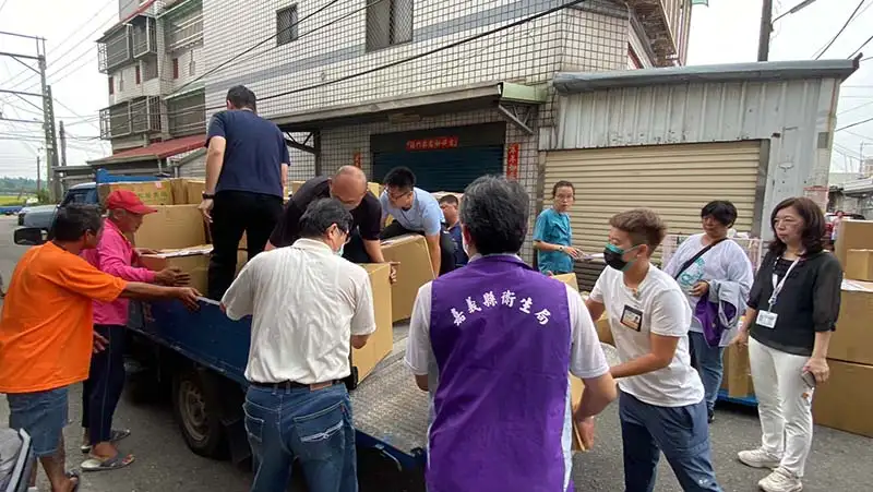 嘉義縣衛生局與警方合作,查獲大批非法電子煙製品,現場人員合力將違法物品裝箱搬運,準備後續集中銷毀作業,展現打擊非法電子煙的決心。(圖/嘉義縣衛生局提供)