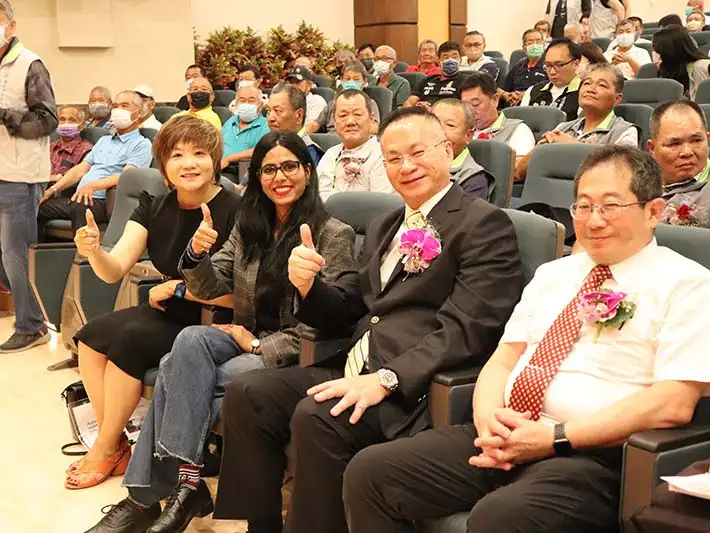 呂文豪處長頒發優良工作站及水利小組業務評鑑優良人員。(記者吳文生攝)