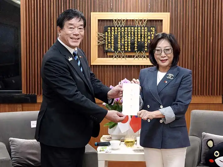 日本神奈川縣議會杉山信雄議員拜會高雄市議長康裕成,親送日臺交流高峰會邀請函,邀請康議長赴日出席。(記者吳文欽攝)
