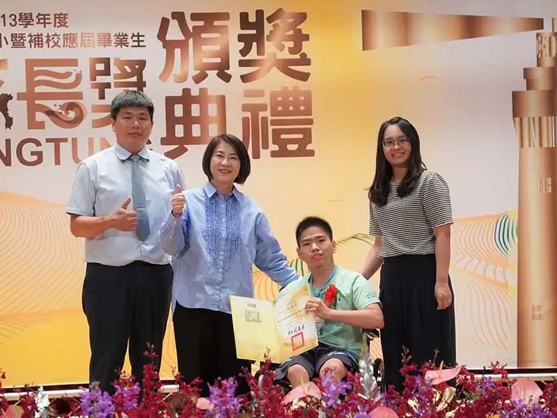 國立屏東特殊教育學校鍾奕均同學表示,獲頒縣長獎讓他充滿感激。(屏東縣政府提供)