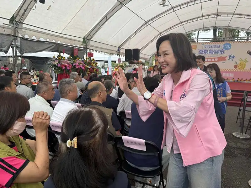 立委柯志恩邀請市民朋友,端午連假一起來到大樹,參與鳳荔文化觀光季盛會,品嘗最新鮮的大樹鳳梨和玉荷包荔枝,體驗酸甜好滋味。(記者吳文欽攝)