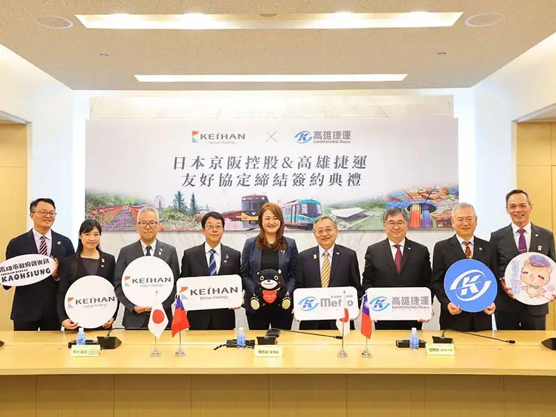 高雄捷運公司董事長楊岳崑與日本京阪電鐵社長平川,在高雄市觀光局長高閔琳的見證下,正式簽署友好協定。(記者吳文欽攝)
