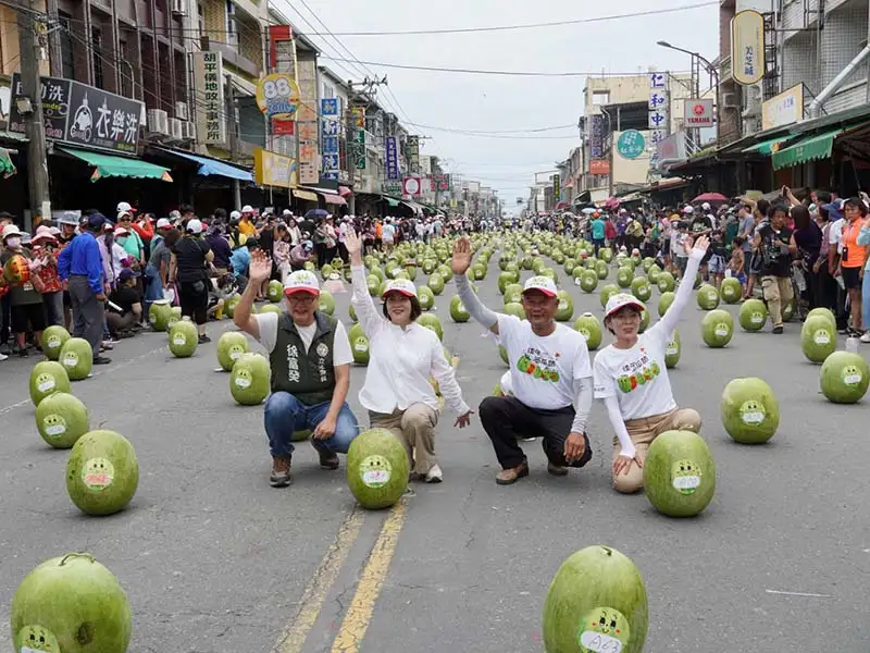 端午節不只立蛋還有立西瓜！屏東縣佳冬鄉石光見一帶31日封街舉辦立西瓜，縣長周春米也出席體驗，現場880顆大西瓜齊立超壯觀！（屏東縣政府提供）