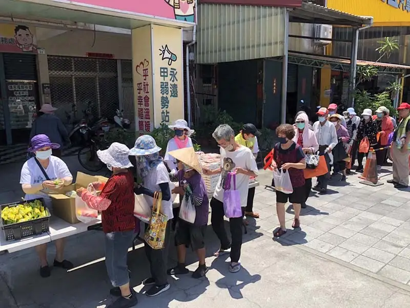 市議員吳銘賜在端午佳節準備許多應景物資,在前鎮小港等地贈送給弱勢鄉親,希望他們端午佳節快樂。(記者吳文生攝)