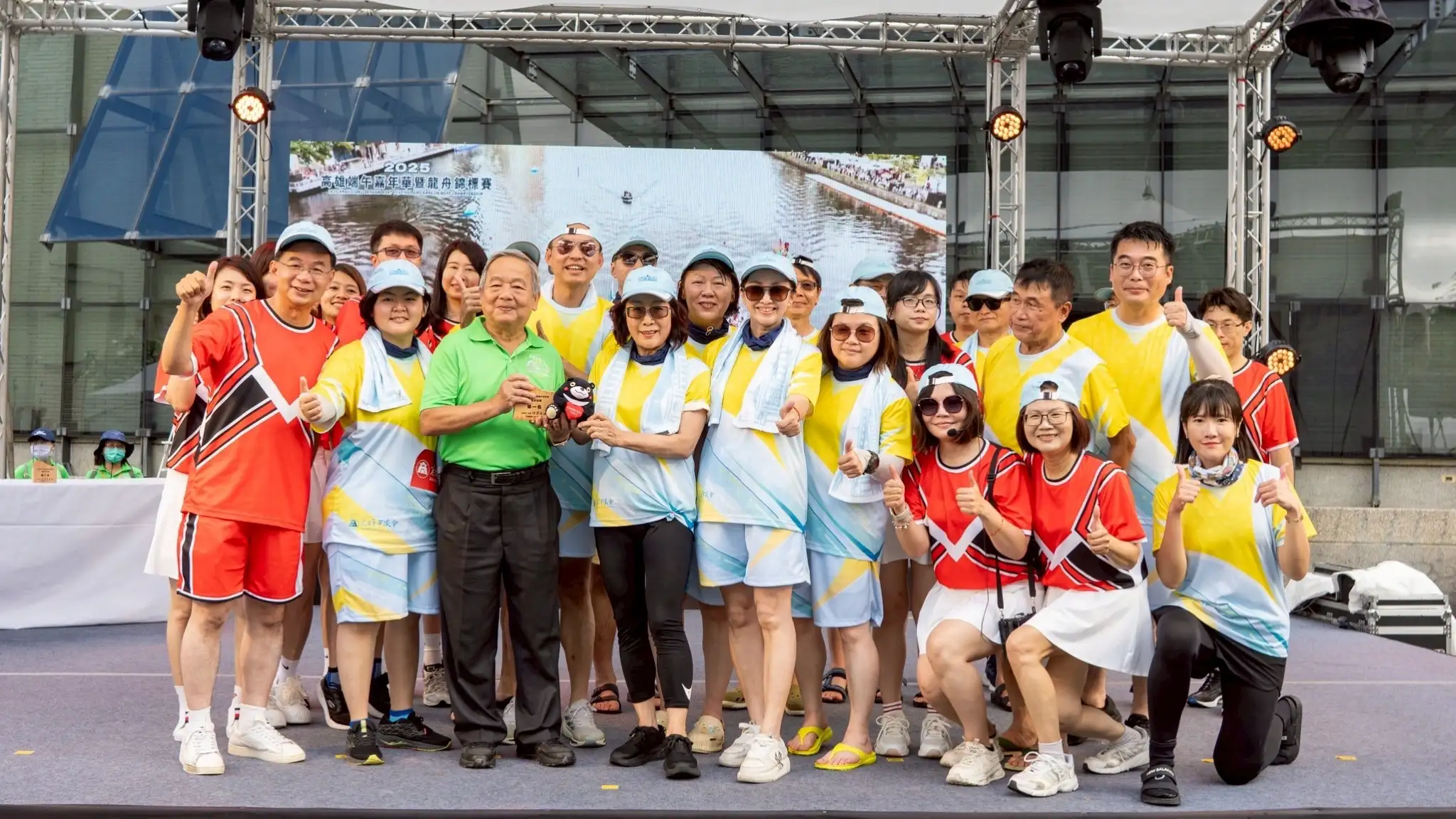 高雄市議會龍舟隊在愛河與市府隊三度交鋒,由議長康裕成率領的議會隊勇奪國際友誼賽冠軍。(記者吳文欽攝)