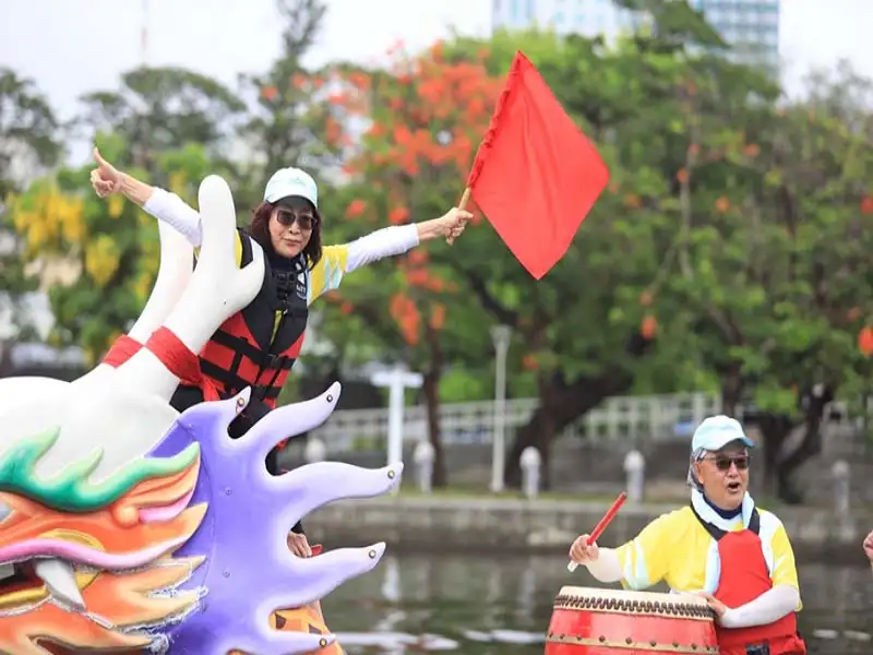 高市議會與市府龍舟隊激戰 愛河划出端午榮耀