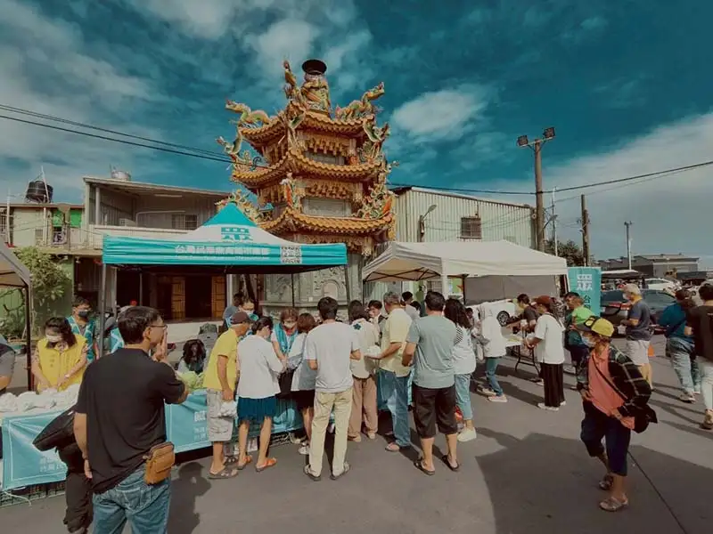 民眾黨高雄市黨部攜手高雄福祉公益慈善會，在端午節舉辦愛心小農市集端午慶典，活動現場熱鬧非凡。（記者吳文欽攝）