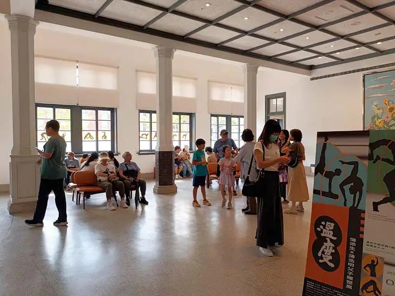 遊客到台南美術館觀賞展覽。(圖/臺南觀旅局 提供)