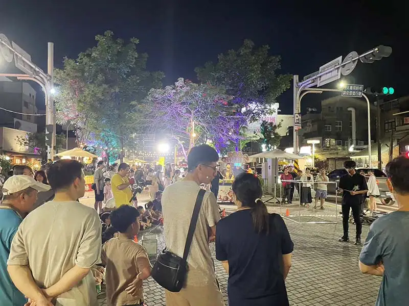 海安商圈夜晚街頭藝人表演。(圖/臺南觀旅局 提供)