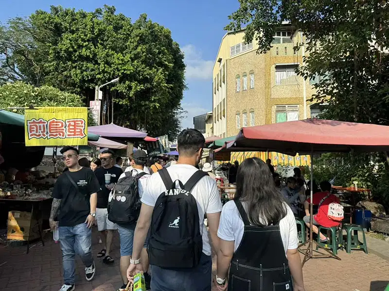 遊客到安平老街遊覽吃美食。(圖/臺南觀旅局 提供)