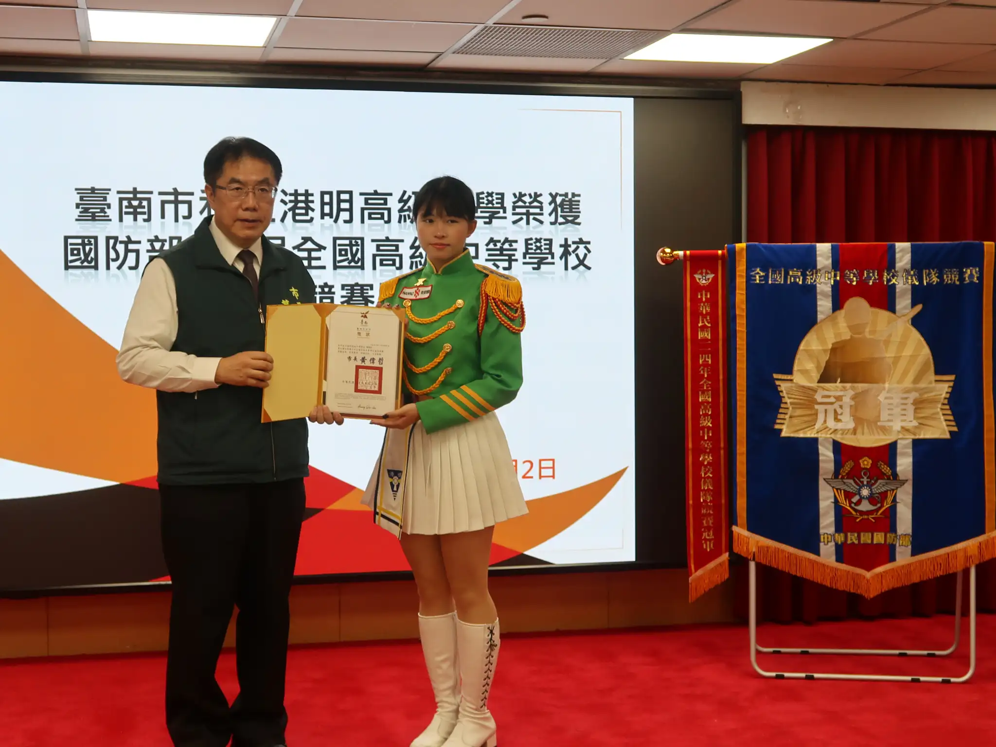 臺南市長黃偉哲接見表揚港明高中儀隊學生。 (圖/臺南市教育局提供)