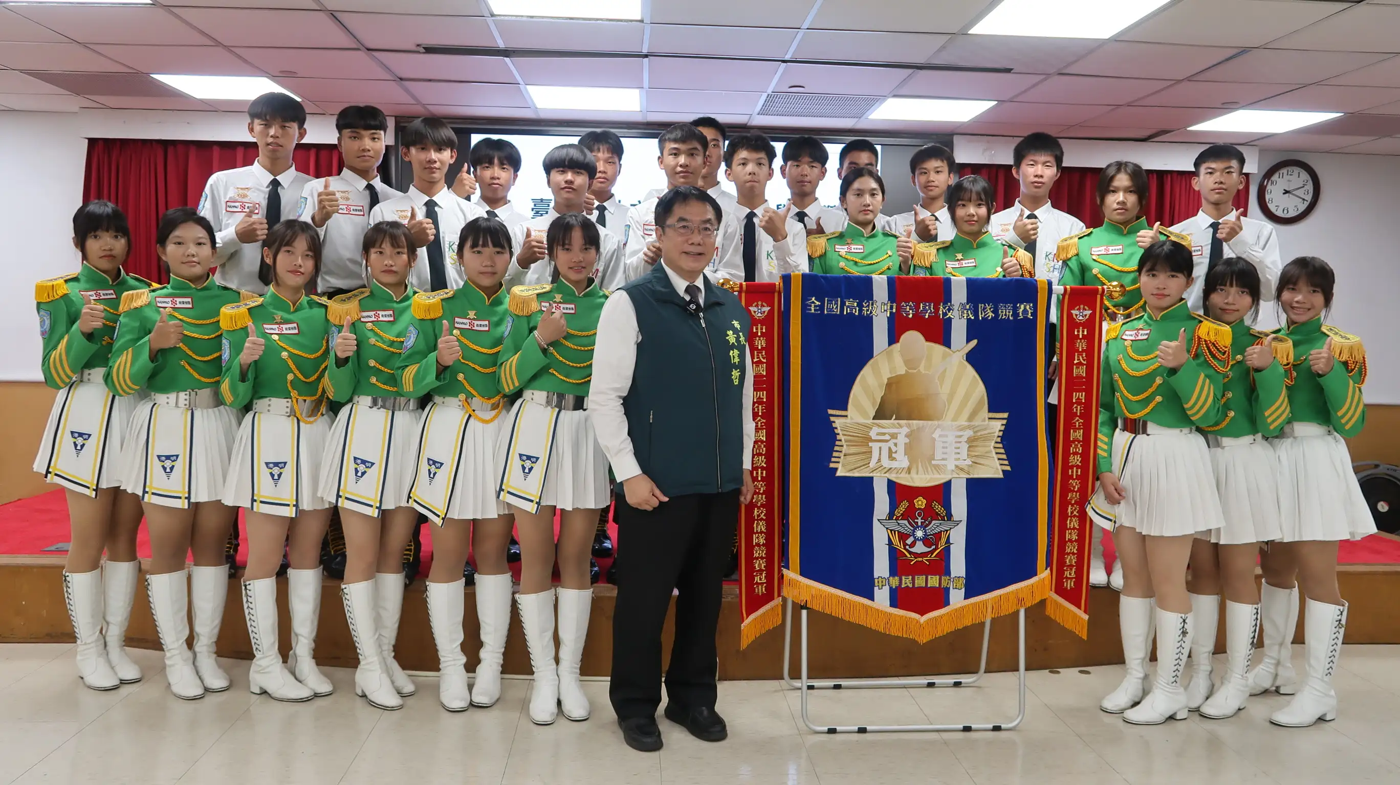 市長黃偉哲表揚港明高中獲全國冠軍儀隊學生。 (圖/臺南市教育局提供)